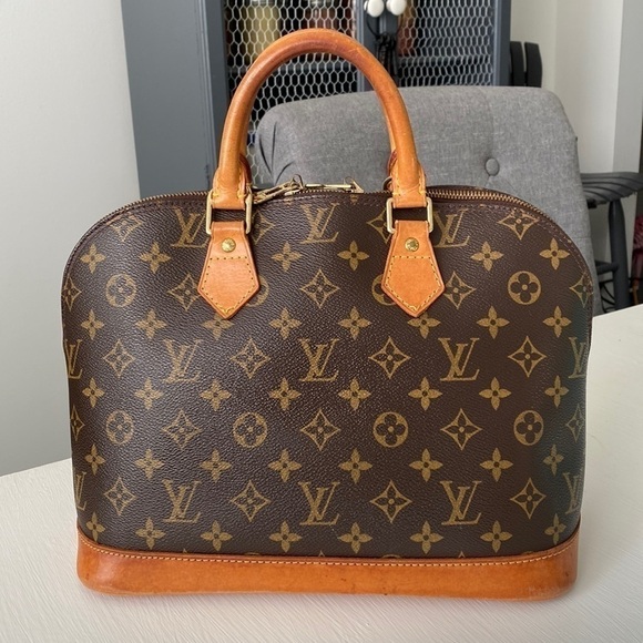 Louis Vuitton Alma Monogram with Gold Chain - Picture 3 of 16